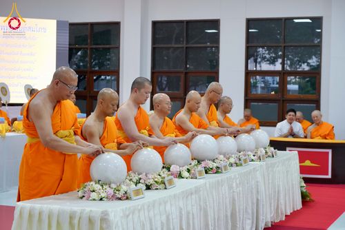 ภาพ No.294286:วันอาทิตย์ที่ 14 ธันวาคม พ.ศ.2568 พิธีเจริญพระพุทธมนต์สมโภชดวงแก้วลูกนิมิตเอก และดวงแก้วนิมิตปฏิบัติธรรม อัญเชิญประดิษฐาน  ณ วัดพระธรรมกายในประเทศสหรัฐอเมริกาและประเทศเยอรมนี 7 แห่ง ณ อาคารปลูกศรัทธา 2 วัดพระธรรมกาย