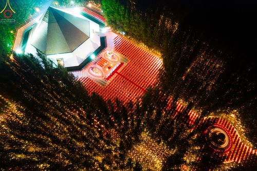 ภาพ No.69398:พิธีจุดประทีปถวายเป็นพุทธบูชา และบูชาธรรมมหาปูชนียาจารย์ ในโครงการธรรมยาตรากตัญญูบูชา มหาปูชนียาจารย์ พระมงคลเทพมุนี(สด จนฺทสโร) พระผู้ปราบมาร ปีที่ 11 ณ อนุสรณ์สถานมหาวิหารพระมงคลเทพมุนี อ.สองพี่น้อง จ.สุพรรณบุรี