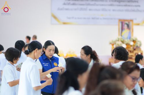 ภาพ No.327517:วันศุกร์ที่ 1 พฤษภาคม พ.ศ. 2569 รวมใจพสกนิกรชาวอำเภอคลองหลวง ประดิษฐ์ดอกไม้จันทน์ เพื่อใช้ในพิธีถวายดอกไม้จันทน์ในงานพระราชพิธีถวายพระเพลิงพระบรมศพ สมเด็จพระนางเจ้าสิริกิติ์ พระบรมราชินีนาถ พระบรมราชชนนีพันปีหลวง ณ วัดพระธรรมกาย