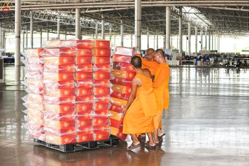 ภาพ No.321165:วันที่ 10-11 เมษายน พ.ศ.2569 การเตรียมกล่องไทยธรรม และการติดผ้ารับประเคน เพื่องานถวายมหาสังฆทาน 40,000 กว่าวัดทั่วประเทศ วันคุ้มครองโลก 22 เมษายน พ.ศ.2569 วัดพระธรรมกาย