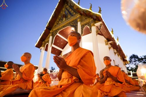 ภาพ No.73311:พิธีจุดประทีปถวายเป็นพุทธบูชา และบูชาธรรมมหาปูชนียาจารย์ ในโครงการธรรมยาตรากตัญญูบูชา มหาปูชนียาจารย์ พระมงคลเทพมุนี(สด จนฺทสโร) พระผู้ปราบมาร ปีที่ 11 ณ อนุสรณ์สถานลำดับที่ 4 สถานที่เกิดด้วยกายธรรม วัดโบสถ์ (บน) บางคูเวียง อ.บางกรวย จ.นนทบุรี วันที่ 21 