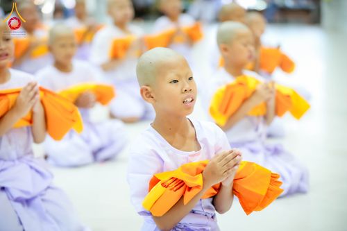 ภาพ No.317500:วันอาทิตย์ ที่ 29 มีนาคม พ.ศ.2569  พิธีปลงผม , พิธีขอขมามอบบาตรและผ้าไตร , พิธีบรรพชา ณ ศูนย์ปฏิบัติธรรมสมุทรปราการ จำนวน 42 รูป