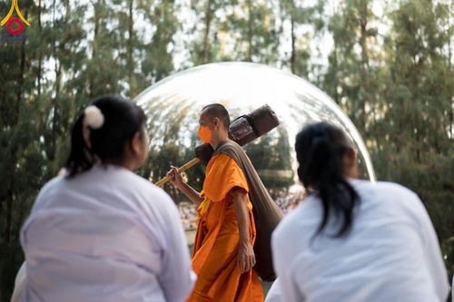 ภาพ No.106204:พิธีต้อนรับพระธรรมยาตรา ชุด 2 ในโครงการธรรมยาตรากตัญญูบูชา มหาปูชนียาจารย์  พระมงคลเทพมุนี(สด จนฺทสโร) พระผู้ปราบมาร  อนุสรณ์สถาน 7 แห่ง ปีที่ 12  วันที่ 3 มกราคม พ.ศ. 2567  ณ อนุสรณ์สถานโลตัสแลนด์ จ.สุพรรณบุรี