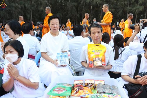 ภาพ No.289341:วันที่ 7 มกราคม พ.ศ. 2569 พิธีตักบาตรพระธรรมยาตรา ณ อนุสรณ์สถานลำดับที่ 1 สถานที่เกิดด้วยรูปกายเนื้อ อนุสรณ์สถานมหาวิหารพระมงคลเทพมุนี (โลตัสแลนด์) อ.สองพี่น้อง จ.สุพรรณบุรี ในโครงการธรรมยาตรา กตัญญูบูชา มหาปูชนียาจารย์ พระมงคลเทพมุนี(สด จนฺทสโร) พระผู้ป