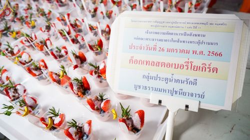 ภาพ No.74451:พิธีถวายภัตตาหารเป็นสังฆทาน แด่คณะพระธรรมยาตราฯ ในโครงการธรรมยาตรากตัญญูบูชา มหาปูชนียาจารย์ พระมงคลเทพมุนี(สด จนฺทสโร) พระผู้ปราบมาร อนุสรณ์สถาน 7 แห่ง ปีที่ 11 วันที่ 26 มกราคม พ.ศ. 2566