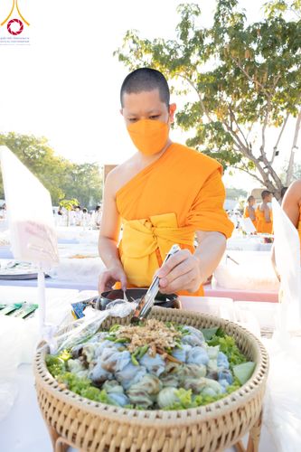 ภาพ No.106094:พิธีถวายภัตตาหารเป็นสังฆทาน แด่คณะพระธรรมยาตราฯ ในโครงการธรรมยาตรากตัญญูบูชา มหาปูชนียาจารย์ พระมงคลเทพมุนี(สด จนฺทสโร) พระผู้ปราบมาร อนุสรณ์สถาน 7 แห่ง ปีที่ 12 วันที่ 3 มกราคม พ.ศ. 2567 ณ อนุสรณ์สถานโลตัสแลนด์ จ.สุพรรณบุรี