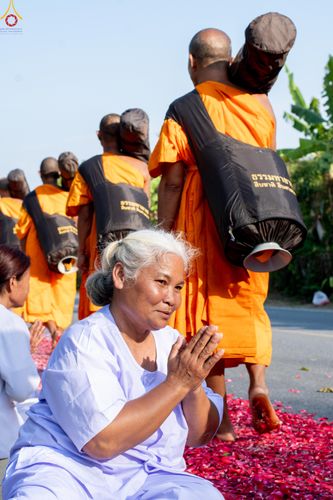 ภาพ No.290473:วันที่ 7 มกราคม พ.ศ. 2569 พิธีต้อนรับพระธรรมยาตรา ณ อนุสรณ์สถานลำดับที่ 2  สถานที่ตั้งมโนปณิธานบวชตลอดชีวิต อนุสรณ์สถานคลองบางนางแท่น (ภาพชุดที่ 2) อ.สามพราน จ.นครปฐม ในโครงการธรรมยาตรา กตัญญูบูชา มหาปูชนียาจารย์ พระมงคลเทพมุนี(สด จนฺทสโร) พระผู้ปราบมาร 