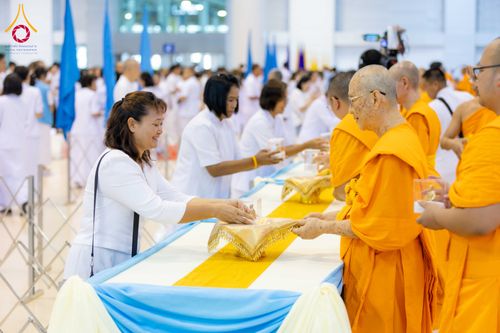 ภาพ No.338049:วันอาทิตย์ต้นเดือน 5 กรกฎาคม พ.ศ.2569 สัมมนาพิเศษ พิธีมอบพระของขวัญ ณ ห้องแก้วสารพัด1 วัดพระธรรมกาย