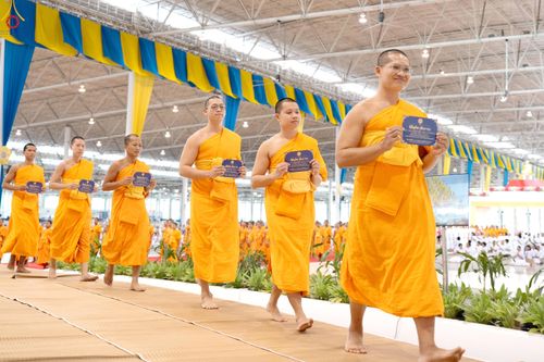 ภาพ No.339010:วันอาทิตย์ที่ 12 กรกฎาคม พ.ศ.2569 พิธีมุทิตาผู้สอบได้เปรียญธรรม ประโยค 1-2 ถึง ป.ธ.9 และ บ.ศ.1-2 ถึง บ.ศ.6 สำนักศาสนศึกษาวัดพระธรรมกาย ประจำปี 2569, พิธีมอบตราตั้งแต่งตั้งอาจารย์ใหญ่ สำนักศาสนศึกษาวัดพระธรรมกาย