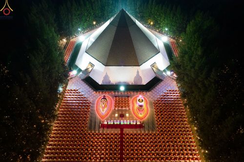 ภาพ No.69514:พิธีจุดประทีปถวายเป็นพุทธบูชา และบูชาธรรมมหาปูชนียาจารย์ ในโครงการธรรมยาตรากตัญญูบูชา มหาปูชนียาจารย์ พระมงคลเทพมุนี(สด จนฺทสโร) พระผู้ปราบมาร ปีที่ 11 ณ อนุสรณ์สถานมหาวิหารพระมงคลเทพมุนี อ.สองพี่น้อง จ.สุพรรณบุรี