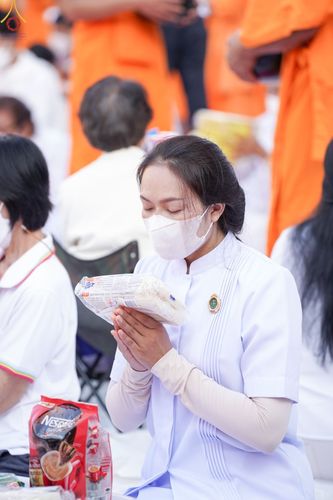 ภาพ No.72065:พิธีตักบาตรพระธรรมยาตราฯ ในโครงการธรรมยาตรากตัญญูบูชา มหาปูชนียาจารย์ พระมงคลเทพมุนี(สด จนฺทสโร) พระผู้ปราบมาร ปีที่ 11 ณ อนุสรณ์สถานลำดับที่ 3 สถานที่เกิดใหม่ในเพศสมณะ วัดสองพี่น้อง อ.สองพี่น้อง จ.สุพรรณบุรี วันที่ 18 มกราคม พ.ศ. 2566