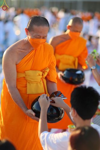 ภาพ No.68761:พิธีตักบาตรฉลองพระใหม่ วันที่ 1 มกราคม พ.ศ. 2566 ณ วัดพระธรรมกาย จ.ปทุมธานี