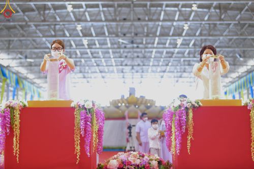 ภาพ No.83699:พิธีวางแผ่นจารึกชื่อและพิธีวางพวงมาลัยสักการะพระประธาน วันอาทิตย์ที่ 16 กรกฎาคม พ.ศ. 2566 ณ รัตนบัลลังก์ สภาธรรมกายสากล วัดพระธรรมกาย