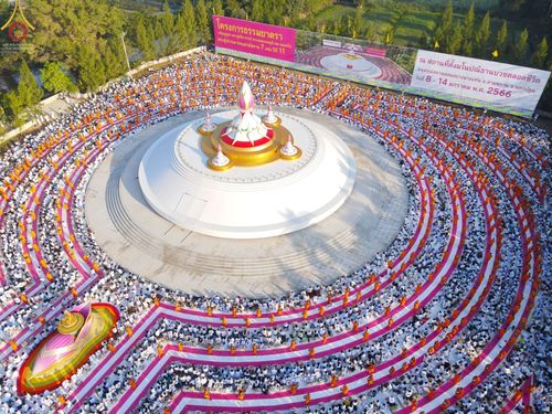 ภาพ No.70592:พิธีตักบาตรพระธรรมยาตราฯ ในโครงการธรรมยาตรากตัญญูบูชา มหาปูชนียาจารย์ พระมงคลเทพมุนี(สด จนฺทสโร) พระผู้ปราบมาร ปีที่ 11 ณ อนุสรณ์สถานลำดับที่ 2 สถานที่ตั้งมโนปณิธานบวชตลอดชีวิต อนุสรณ์สถานคลองบางนางแท่น อ.สามพราน จ.นครปฐม วันที่ 14 มกราคม พ.ศ. 2566