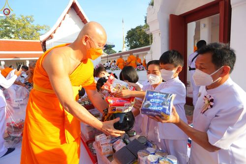 ภาพ No.73616:พิธีตักบาตรพระธรรมยาตราฯ ในโครงการธรรมยาตรากตัญญูบูชา มหาปูชนียาจารย์ พระมงคลเทพมุนี(สด จนฺทสโร) พระผู้ปราบมาร ปีที่ 11 ณ อนุสรณ์สถานลำดับที่ 4 สถานที่เกิดด้วยกายธรรม วัดโบสถ์ (บน) บางคูเวียง อ.บางกรวย จ.นนทบุรี วันที่ 22 มกราคม พ.ศ. 2566