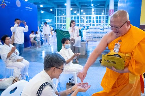 ภาพ No.280332:วันที่ 31 ธันวาคม พ.ศ.2568 -วันที่ 1 มกราคม พ.ศ.2569 พิธีฉลองชัยสวดมนต์บทธัมมจักกับปปวัตนสูตร ครบ 8,000,000,000 จบ , พิธีสวดมนต์ข้ามปี ณ วัดพระธรรมกาย