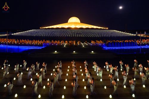 ภาพ No.81840:พิธีจุดวิสาขประทีปและเวียนประทักษิณ เนื่องในวันวิสาขบูชา วันเสาร์ที่ 3 มิถุนายน 2566 ณ ลานธรรมพระมหาธรรมกายเจดีย์ วัดพระธรรมกาย จ.ปทุมธานี