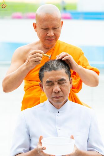 ภาพ No.330220:วันที่ 30 พฤษภาคม พ.ศ.2569 พิธีตัดปอยผมและปลงผม อุบาสกอุปสมบทอุทิศชีวิต 11 ท่าน ณ โบสถ์พระไตรปิฎก วัดพระธรรมกาย จังหวัดปทุมธานี