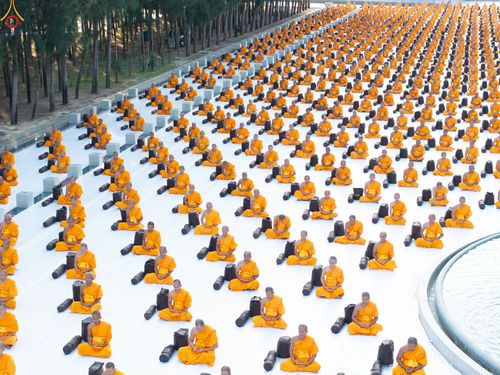 ภาพ No.281584:วันที่ 24 ธันวาคม พ.ศ.2568 พระธรรมยาตรา ปฏิบัติธรรม และถ่ายภาพหมู่ประวัติศาสตร์ ณ ลานหน้ามหาวิหารพระมงคลเทพมุนีฯ วัดพระธรรมกาย