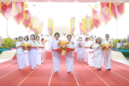 ภาพ No.92317:พิธีทอดกฐินธรรมชัยเพื่อสร้างอาคาร 115 ปี คุณยายอาจารย์มหารัตนอุบาสิกาจันทร์ ขนนกยูง อาทิตย์ต้นเดือนที่ 5 พฤศจิกายน พ.ศ. 2566 ณ วัดพระธรรมกาย จ.ปทุมธานี