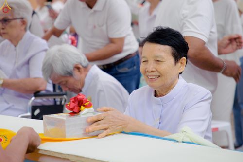 ภาพ No.329110:วันอาทิตย์ที่ 17 พฤษภาคม พ.ศ.2569 พิธีร่วมบุญการศึกษาพระภิกษุสามเณร (หนังสือบาลี นักธรรม ทางก้าวหน้า World-Pec) ณ ห้องแก้วสารพัดนึก 2 วัดพระธรรมกาย