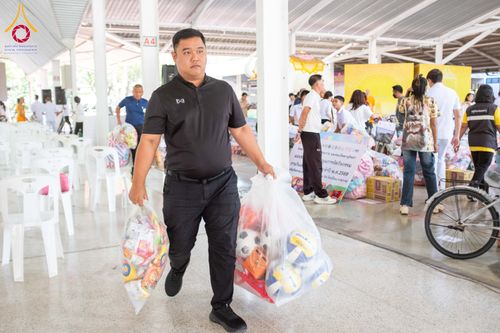 ภาพ No.291007:วันจันทร์ที่ 5 มกราคม พ.ศ. 2569  วัดพระธรรมกาย มูลนิธิธรรมกาย  จัดพิธีมอบของขวัญสนับสนุนการจัดกิจกรรมงานวันเด็กแห่งชาติ ประจำปี พ.ศ. 2569 ให้แก่องค์กรภาคีเครือข่ายกว่า 200 องค์กร ณ วัดพระธรรมกาย อ.คลองหลวง จ.ปทุมธานี