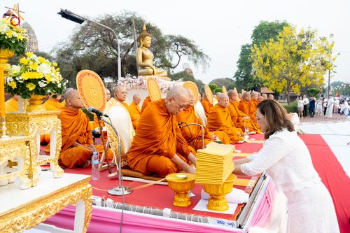 ภาพ No.318007:วันเสาร์ที่ 4 เมษายน พ.ศ. 2569 งานทำบุญเมืองใจกลางอยุธยา  ตักบาตรพระ 1,109 รูป ณ ถนนชีกุน หน้าวัดมหาธาตุ และวัดราชบูรณะ