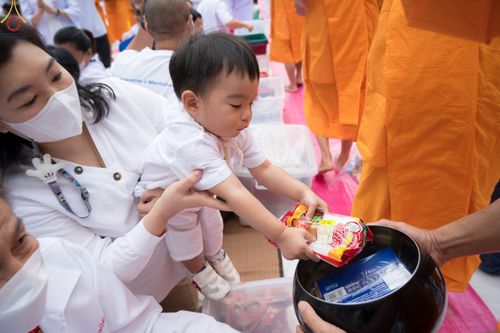 ภาพ No.69746:พิธีตักบาตรพระธรรมยาตราฯ ในโครงการธรรมยาตรากตัญญูบูชา มหาปูชนียาจารย์ พระมงคลเทพมุนี(สด จนฺทสโร) พระผู้ปราบมาร ปีที่ 11 ณ อนุสรณ์สถานลำดับที่ 1 สถานที่เกิดด้วยรูปกายเนื้อ อนุสรณ์สถานมหาวิหารพระมงคลเทพมุนี อ.สองพี่น้อง จ.สุพรรณบุรี
