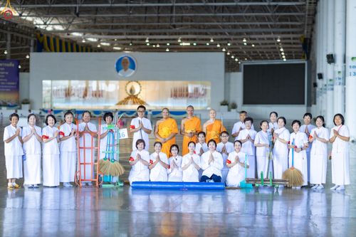 ภาพ No.327980:วันที่ 3 พฤษภาคม พ.ศ.2569 พิธีตักบาตร ข้าวสารอาหารแห้ง ณ บ้านแก้วเรือนทองคุณยายอาจารย์ฯ วัดพระธรรมกาย
