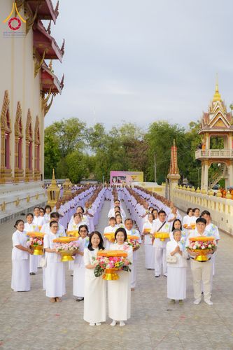 ภาพ No.278537:วันอาทิตย์ที่ 14 ธันวาคม พ.ศ.2568  พิธีเวียนประทักษิณ พิธีวันทาสีมาพระประธาน โครงการบวชบูชาธรรมมหาปูชนียาจารย์ ของศูนย์ปฏิบัติธรรมบุรีรัมย์ ณ วัดกลาง พระอารามหลวง จังหวัดบุรีรัมย์