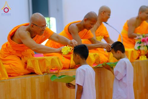 ภาพ No.319856:วันเสาร์ที่ 4 เมษายน พ.ศ.2569 พิธีตัดปอยผมและปลงผม พิธีขอขมาผู้ปกครองและมอบผ้าไตร พิธีบรรพชาและถวายบาตร ณ ศูนย์ปฏิบัติธรรมและศูนย์อบรมเยาวชนเพชรบุรี  ต.ท่าแลง อ.ท่ายาง จ.เพชรบุรี