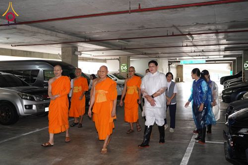 พระภิกษุสงฆ์และเจ้าหน้าที่เดินตรวจเยี่ยมพื้นที่ภายในอาคารจอดรถ