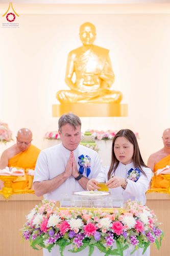 ภาพ No.319166:วันที่ 29 มีนาคม พ.ศ.2569 พิธีอัญเชิญรูปหล่อพระมงคลเทพมุนี (สด จนฺทสโร) ประดิษฐาน ณ ห้องปฏิบัติธรรม “มงคลรัตนโชติ”  วัดพระธรรมกายชิคาโก ประเทศสหรัฐอเมริกา