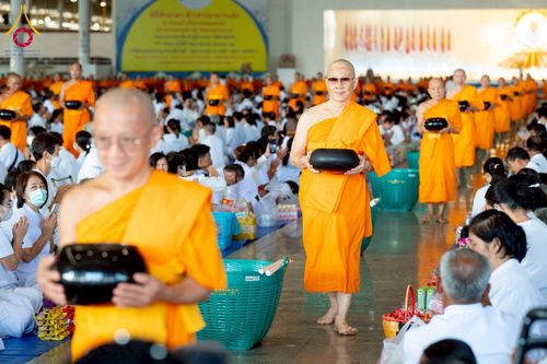 ภาพ No.215189:วันอาทิตย์ต้นเดือนที่ 6 เมษายน พ.ศ. 2568 พิธีตักบาตรข้าวสารอาหารแห้ง ณ บ้านแก้วเรือนทองคุณยาย สภาธรรมกายสากล วัดพระธรรมกาย
