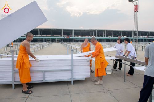 ภาพ No.326344:วันที่ 26 -27 เมษาบน พ.ศ.2569 การเก็บงานแผ่นหน้าโต๊ะที่ลานธรรม งานถวายมหาสังฆทาน 40,000 กว่าวัดทั่วประเทศ ณ ลานธรรม วัดพระธรรมกาย