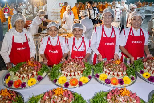 ภาพ No.300964:วันที่ 23 มกราคม พ.ศ. 2569 พิธีถวายภัตตาหารเป็นสังฆทาน แด่พระธรรมยาตรา ณ อนุสรณ์สถานบางปลา วัดบางปลา อำเภอบางเลน จังหวัดนครปฐม ในโครงการธรรมยาตรา กตัญญูบูชา มหาปูชนียาจารย์ พระมงคลเทพมุนี(สด จนฺทสโร) พระผู้ปราบมาร อนุสรณ์สถาน 7 แห่ง ปีที่ 14