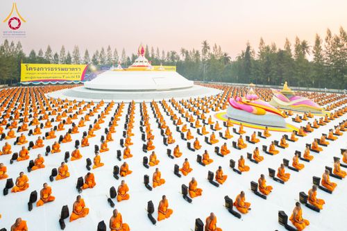 ภาพ No.191674:พระธรรมยาตราปฏิบัติธรรม และถ่ายภาพหมู่ประวัติศาสตร์ ณ อนุสรณ์สถานคลองบางนางแท่น อ.สามพราน จ.นครปฐม ในโครงการธรรมยาตรา กตัญญูบูชา มหาปูชนียาจารย์ พระมงคลเทพมุนี(สด จนฺทสโร) พระผู้ปราบมาร อนุสรณ์สถาน 7 แห่ง ปีที่ 13 วันที่ 8 มกราคม พ.ศ. 2568