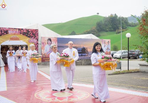 ภาพ No.256027:วันที่ 12 ตุลาคม พ.ศ. 2568 พิธีทอดกฐินวัดพระธรรมกายสวิตเซอร์แลนด์  ณ หอประชุมโรงเรียน Obergoldbach เมือง Bern ประเทศสวิตเซอร์แลนด์