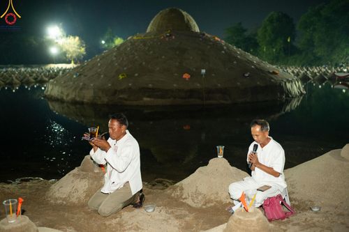 ภาพ No.138626:Photo Story  มหัศจรรย์วัดดงดินแดง Episode 6 พระภิกษุ-สามเณร ในโครงการบรรพชาอุปสมบทหมู่  กว่า 500 รูป และศีลจาริณีกว่า 300 คน ร่วมกันก่อพระเจดีย์ทราย 20,000 องค์ และจุดประทีป  บูชาธรรม 80 ปี หลวงพ่อธมฺมชโย กลางลำน้ำแม่ตื่น