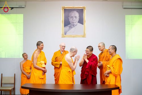 ภาพ No.222504:วันที่ 21 เมษายน พ.ศ. 2568 หลวงพ่อทัตตชีโวต้อนรับคณะสงฆ์จีน ณ อาคาร 100 ปี คุณยายมหารัตนอุบาสิกาจันทร์ ขนนกยูง วัดพระธรรมกาย