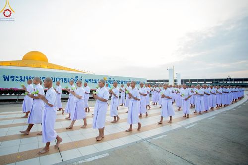 ภาพ No.214937:วันเสาร์ที่ 5 เมษายน พ.ศ. 2568 พิธีเวียนประทักษิณรอบพระมหาธรรมกายเจดีย์  พิธีวันทาเจดีย์ พิธีขอขมาและมอบผ้าไตร ในโครงการบรรพชาสามเณรฟื้นฟูพระพุทธศาสนาทั่วไทย , โครงการหน่อแก้วเปรียญธรรม รุ่นที่ 13 ,  โครงการสามเณรยุวธรรมทายาท รุ่นที่ 33 , โครงการสามเณรมั