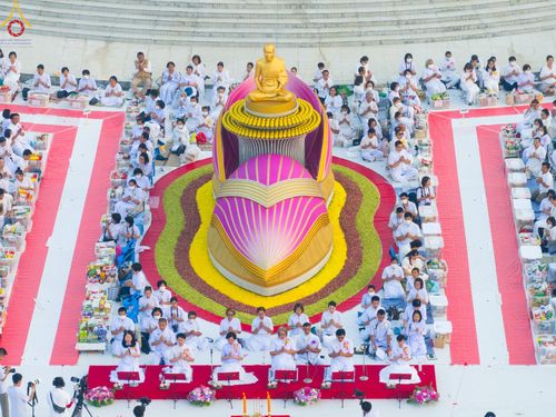 ภาพ No.110230:พิธีตักบาตรพระธรรมยาตราฯ ในโครงการธรรมยาตรากตัญญูบูชา มหาปูชนียาจารย์ พระมงคลเทพมุนี(สด จนฺทสโร) พระผู้ปราบมาร ปีที่ 12 ณ อนุสรณ์สถานลำดับที่ 2 สถานที่ตั้งมโนปณิธานบวชตลอดชีวิต อนุสรณ์สถานบางนางแท่น จ.นครปฐม วันที่ 11 มกราคม พ.ศ. 2567