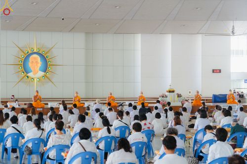 ภาพ No.80254:สาธุชนร่วมสรงน้ำพระและทำบุญ เนื่องในวันสงกรานต์ ณ หอฉันคุณยายอาจารย์ฯ วัดพระธรรมกาย วันที่ 13 เมษายน พ.ศ. 2566