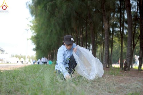 ภาพ No.220451:วันที่ 23-25 เมษายน พ.ศ. 2568 เจ้าหน้าที่และสาธุชนช่วยกัน รับบุญเก็บงานวันคุ้มครองโลก ณ วัดพระธรรมกาย