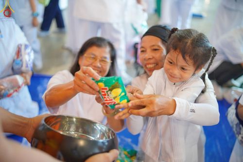 ภาพ No.123005:พิธีตักบาตร และพิธีบูชาข้าวพระ ในวันอาทิตย์ต้นเดือนที่ 4 กุมภาพันธ์ พ.ศ. 2567 ณ วัดพระธรรมกาย จ.ปทุมธานี