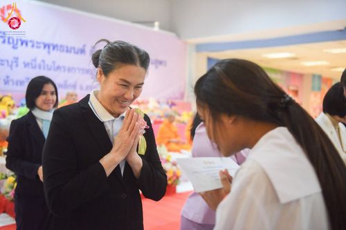 ภาพ No.184430:พิธีมอบโล่ และใบประกาศเกียรติคุณ  โครงการเจริญพระพุทธมนต์ ธัมมจักกัปปวัตตนสูตร  โรงเรียนที่มีผลการดำเนินกิจกรรมดีเด่น จังหวัดสระบุรี  หนึ่งในโครงการหมู่บ้านรักษาศีล 5  และวันรวมพลังเด็กดี V-Star  วันที่ 17 ธันวาคม พ.ศ.2567 ณ ห้างทวีกิจคอมเพล็กซ์ ชั้น 4 อ