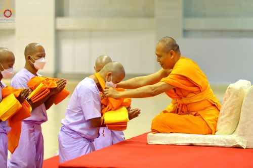 ภาพ No.101649:พิธีขอบรรพชา, พิธีขอสรณคมน์และศีล, พิธีถวายบาตร ในโครงการอุปสมบทหมู่ รุ่นบูชาธรรมมหาปูชนียาจารย์ ณ วัดพระธรรมกาย วันที่ 9 ธันวาคม พ.ศ. 2566