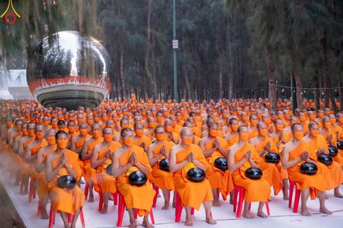 ภาพ No.107362:พิธีตักบาตรพระธรรมยาตราฯ ในโครงการธรรมยาตรากตัญญูบูชา มหาปูชนียาจารย์ พระมงคลเทพมุนี(สด จนฺทสโร) พระผู้ปราบมาร ปีที่ 12 ณ อนุสรณ์สถานมหาวิหารพระมงคลเทพมุนี อ.สองพี่น้อง จ.สุพรรณบุรี วันที่ 7 มกราคม พ.ศ. 2567