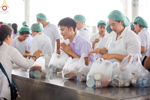 ภาพ No.58805:V.40 ภัตตาหารพระหมื่นวัด เราจัดให้ การปฏิบัติงานของเจ้าหน้าที่และอาสาสมัคร เพื่อรับบุญในการถวายภัตตาหาร แด่คณะสงฆ์ 10,000 กว่าวัดทั่วประเทศ ที่มาร่วมงานวันคุ้มครองโลก จันทร์ที่ 22 เมษายน พ.ศ. 2567 ณ วัดพระธรรมกาย