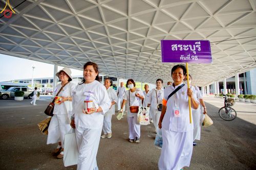 ภาพ No.219261:บรรยากาศการเดินทางเข้าวัดพระธรรมกาย , การต้อนรับปฏิสันถาร , การฉันภัตตาหารเช้า , การลงทะเบียนพระสังฆาธิการ  เนื่องในวันคุ้มครองโลก พิธีถวายมหาสังฆทานคณะสงฆ์ 40,000 กว่าวัดทั่วประเทศ ณ วัดพระธรรมกาย